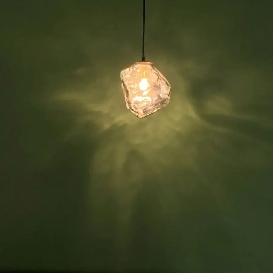 Suspension glaçon en verre, cognac, fumé ou transparent – Hakuba dans un intérieur