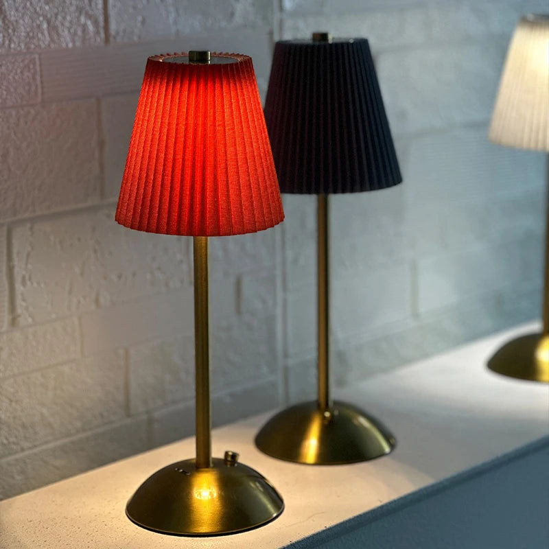 Lampe sans fil à abat-jour plissé, rouge, grège ou bleu – Cavalaire, vue d’ambiance