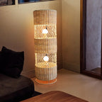 Lampe colonne en rotin tressé, à poser au sol – Gigondas, vue d’ambiance