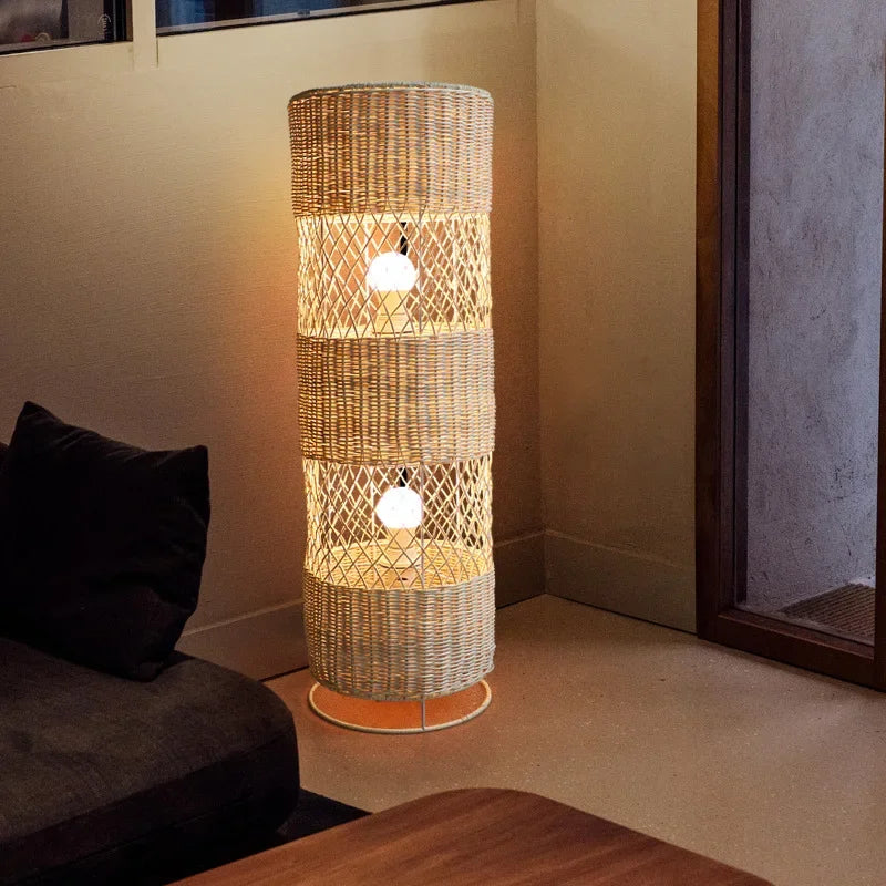 Lampe colonne en rotin tressé, à poser au sol – Gigondas, vue d’ambiance