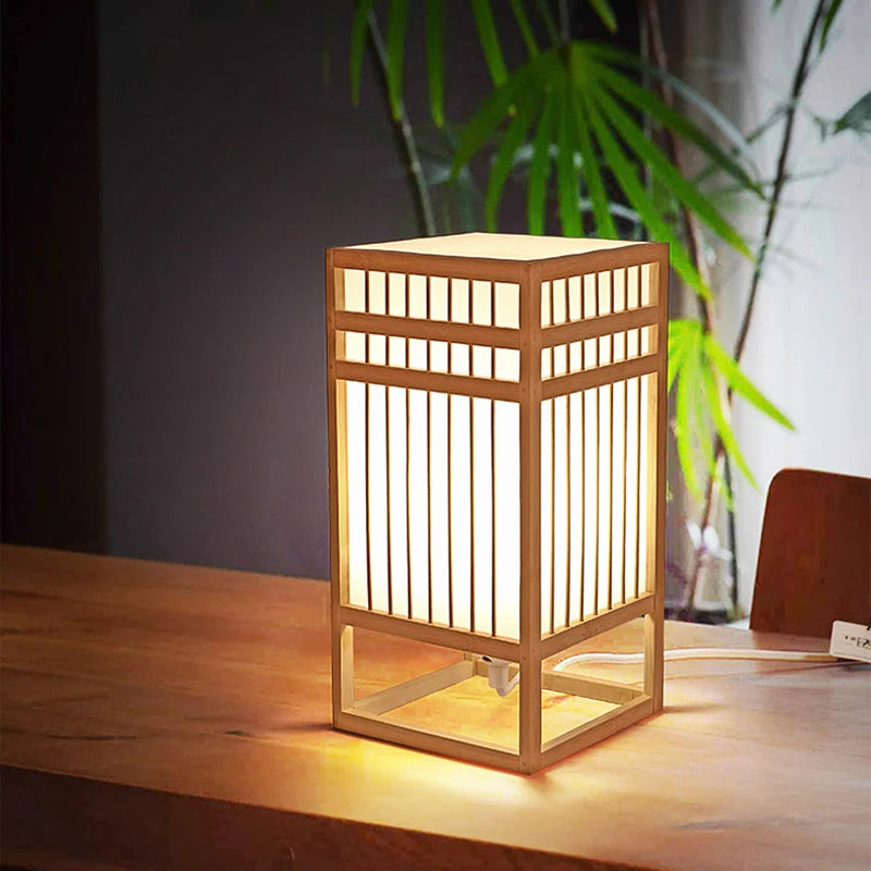 Lampe lanterne japonaise en bambou et papier – Tsumago allumée