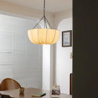 Suspension corolle en tissu plissé, esprit wabi-sabi – Yoshino, vue d’ambiance