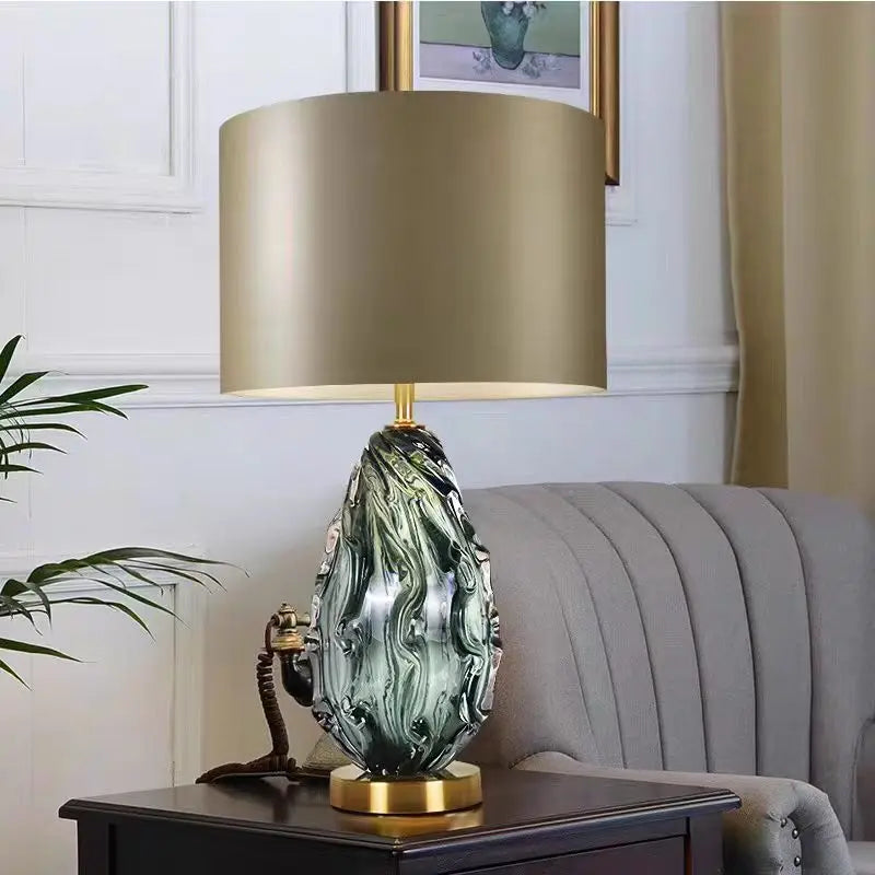Lampe à poser en verre soufflé coloré et abat-jour – Bevagna, vue d’ambiance