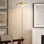 Lampadaire et lampe disque de verre, laiton et bois – Opio, vue d’ambiance