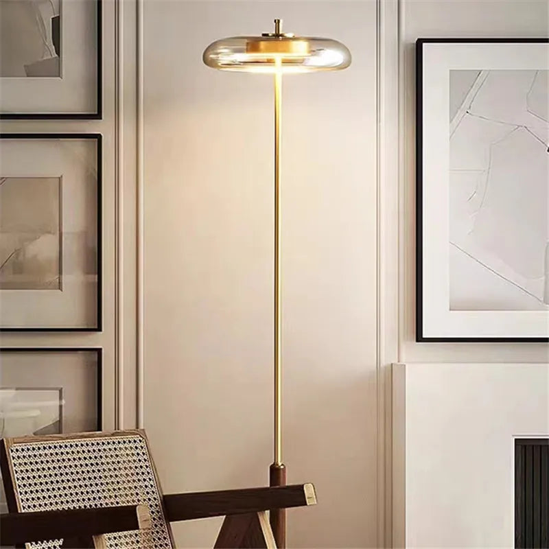 Lampadaire et lampe disque de verre, laiton et bois – Opio, vue d’ambiance