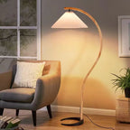 Lampadaire arc en bois courbé et abat-jour en tissu – Grimaud allumé