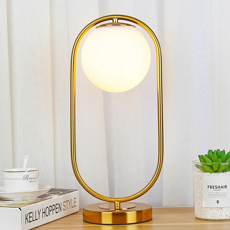 Lampe globe opalin dans un anneau, doré ou noir – Lugano allumée