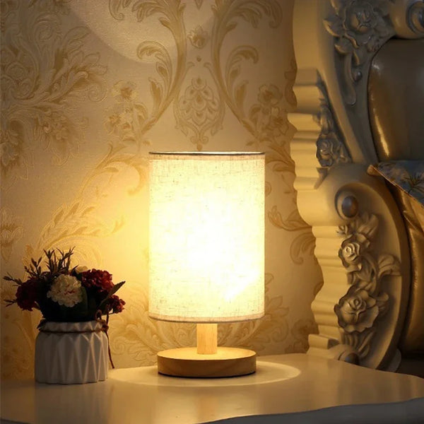Lampe de chevet cylindre en lin et pied en bois – Sarlat