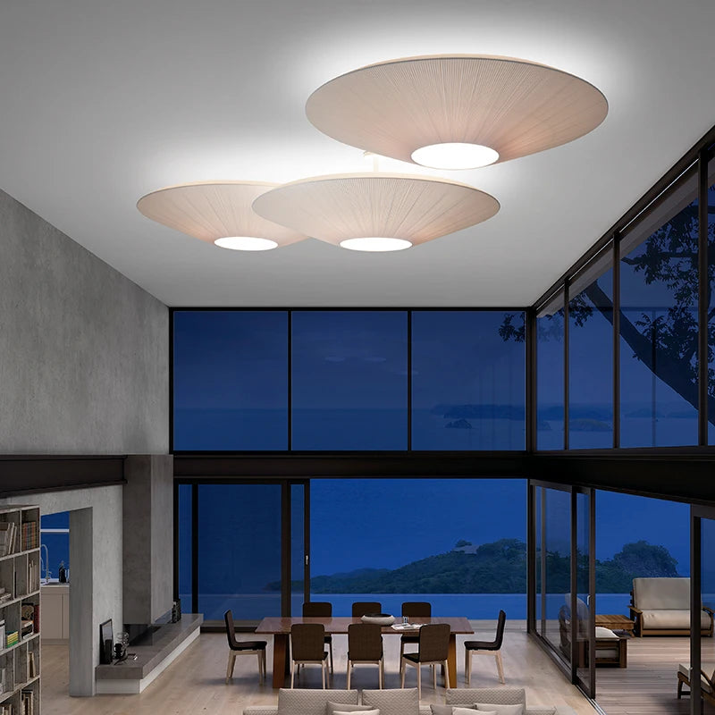Plafonnier soucoupe en tissu tendu, blanc ou beige – Ine, vue d’ambiance