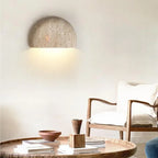 Applique demi-lune en pierre naturelle – Ortigia dans un intérieur