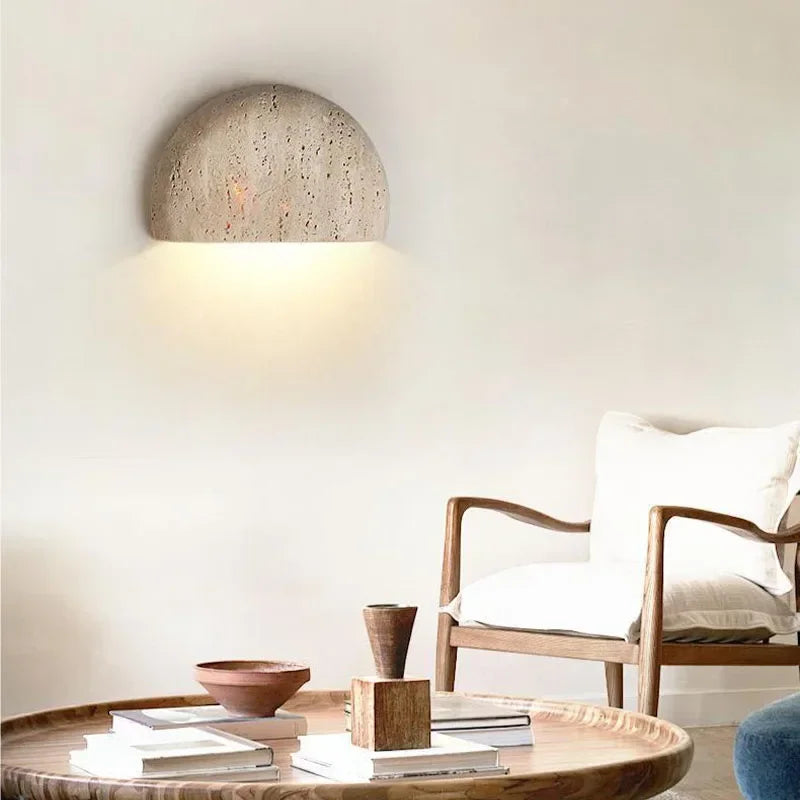 Applique demi-lune en pierre naturelle – Ortigia dans un intérieur