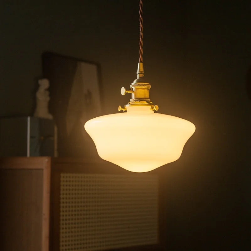 Suspension école en verre opalin rétro – Monceau dans un intérieur