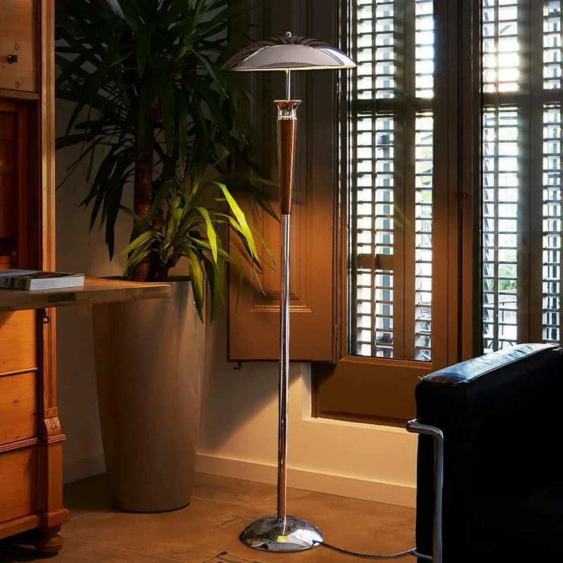 Lampe champignon en bois foncé et chrome, esprit Art déco – Deauville, vue d’ambiance