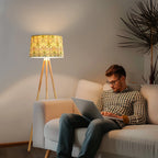 Lampadaire trépied en bois et abat-jour tambour – Callas, vue d’ambiance