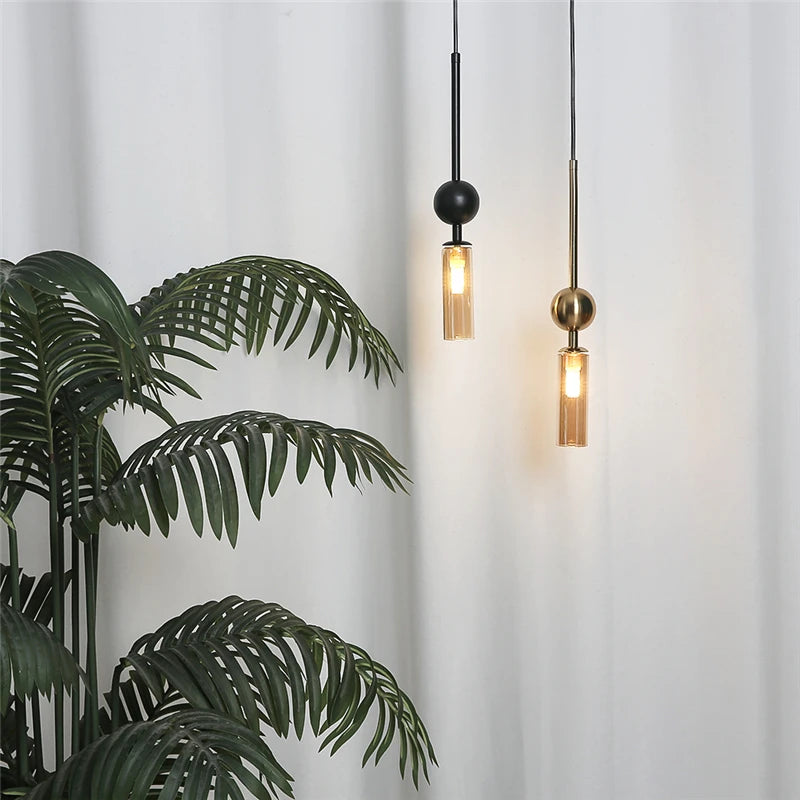 Suspension tube de verre et sphère, dorée ou noire – Montaigne, vue d’ambiance