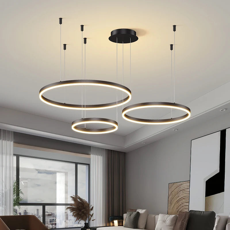 Suspension anneaux LED en métal, style moderne – Cascais allumée