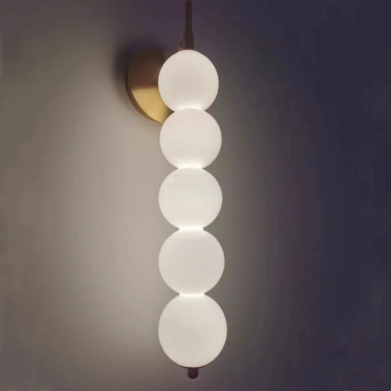 Applique colonne de globes opalins, dorée ou noire – Pézenas, sur fond clair