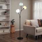 Lampadaire trois globes de verre beige, orange et bleu – Chioggia dans un intérieur