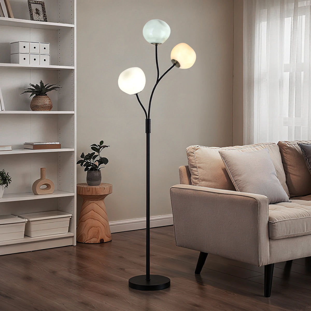 Lampadaire trois globes de verre beige, orange et bleu – Chioggia dans un intérieur