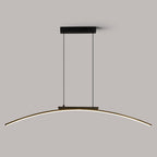 Suspension arc LED noire, ligne minimaliste – Arles dans un intérieur