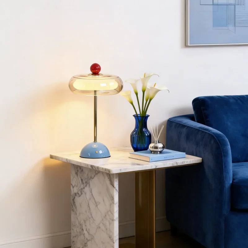 Lampe champignon en verre et pied laqué, sans fil – Ajaccio dans un intérieur