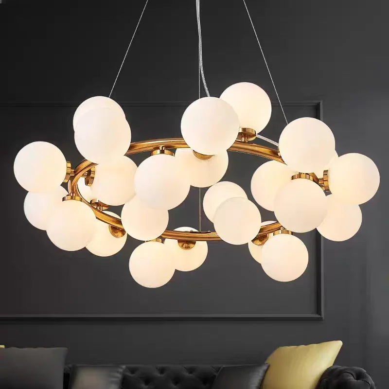 Suspension couronne de globes de verre, dorée ou noire – Marly, vue d’ambiance