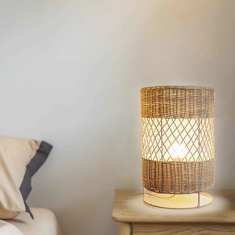 Lampe colonne en rotin tressé, à poser au sol – Gigondas dans un intérieur