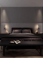 Applique liseuse LED à tête orientable, noir ou blanc – Castelnou dans un intérieur