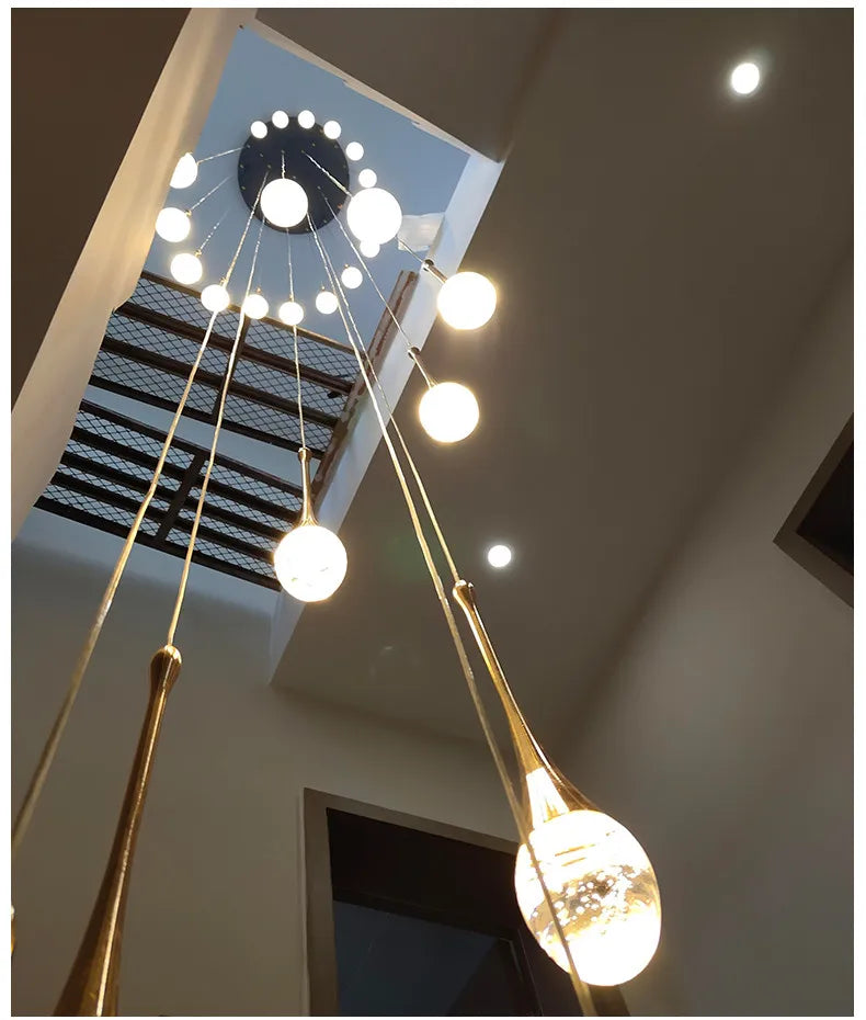 Lustre gouttes de cristal pour escalier, 6 ou 8 gouttes – Chaalis, vue d’ambiance