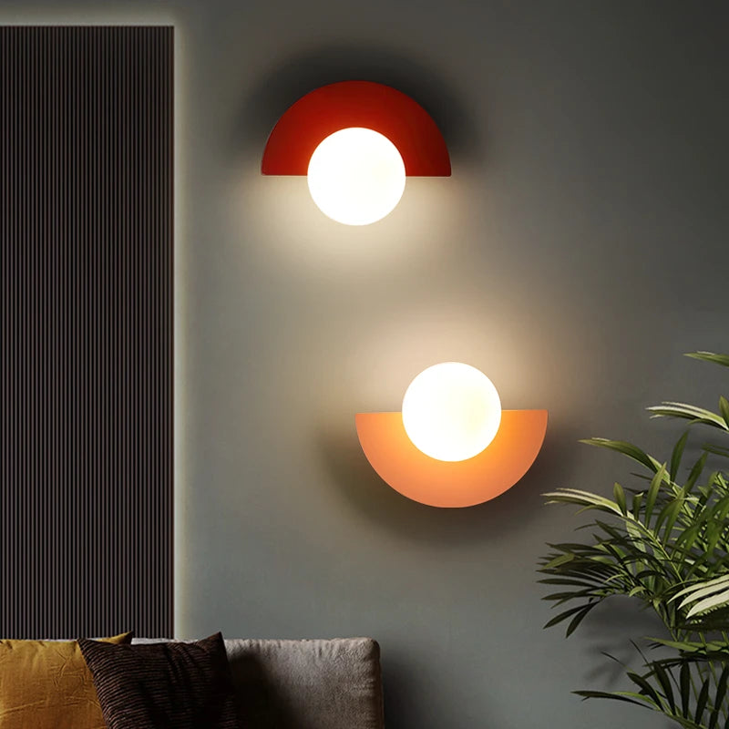 Applique demi-lune colorée et globe opalin – Hendaye, sur fond blanc