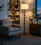 Lampadaire pied en perles de bois et abat-jour tambour – Lioux, vue d’ambiance