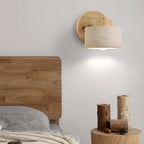 Applique liseuse cylindre en pierre et bois, orientable – Sablet, vue d’ambiance