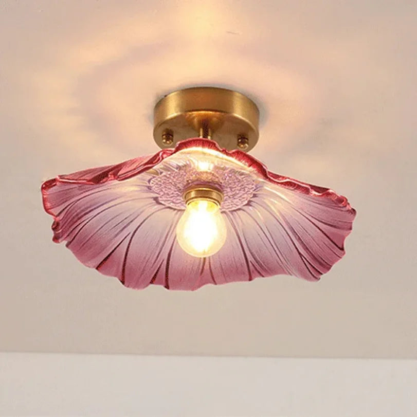 Plafonnier en verre pressé ancien, huit corolles – Montmartre, sur fond clair