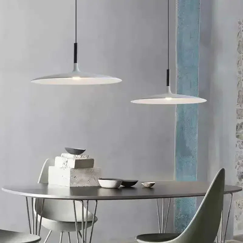 Suspension soucoupe laquée, six couleurs, Ø 25 à 45 cm – Cervo, vue d’ambiance