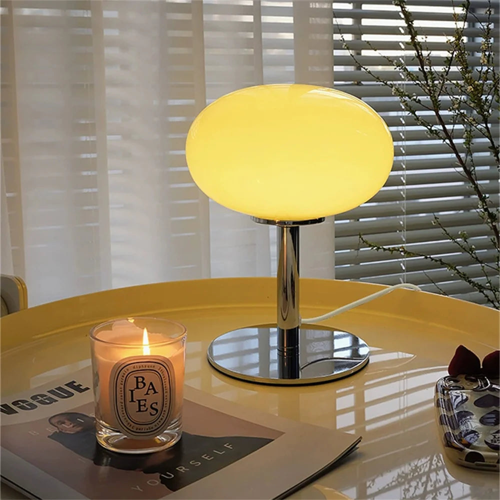 Lampe globe ovale en verre et pied chromé, rose ou jaune – Talloires allumée