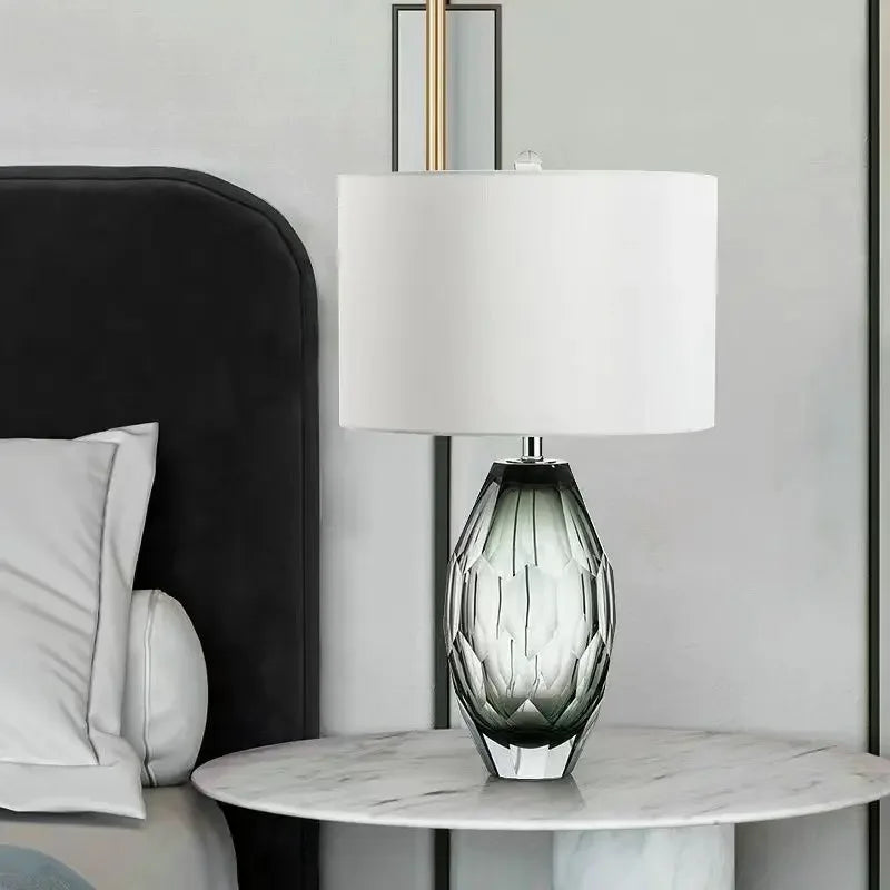 Lampe à poser en verre soufflé coloré et abat-jour – Bevagna, vue d’ambiance