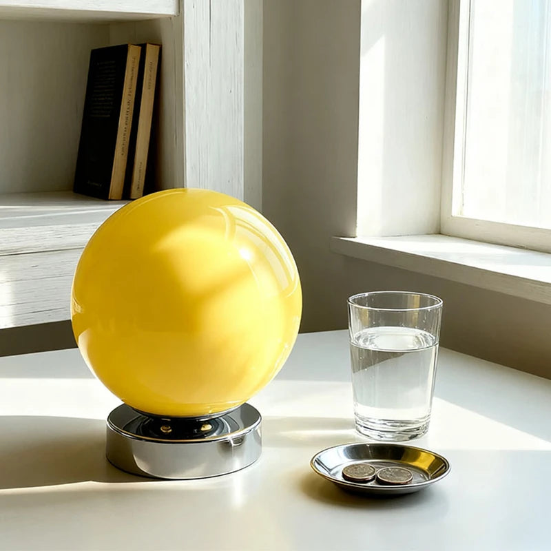 Kurobe, globe de verre sur socle chromé, en situation