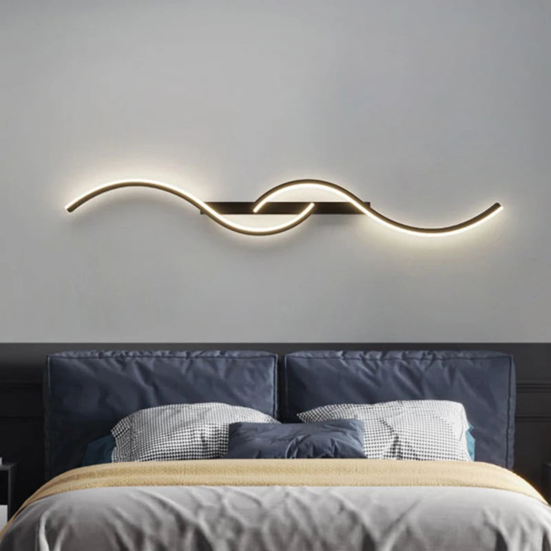 Applique LED courbe en S, doré ou noir, 60 à 100 cm – Sauzon, vue d’ambiance