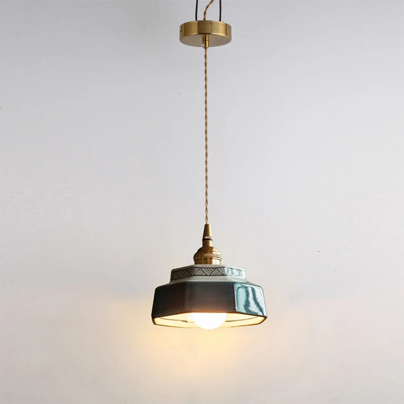Suspension hexagonale en céramique émaillée rétro – Évora allumée