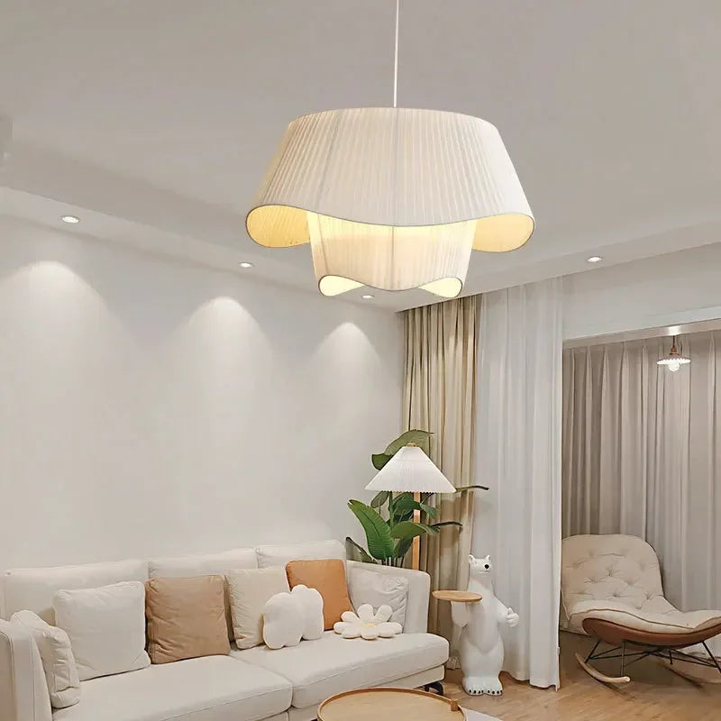 Suspension plissée en tissu blanc, style moderne – Grignan, vue d’ambiance