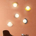 Applique demi-lune colorée et globe opalin – Hendaye dans un intérieur