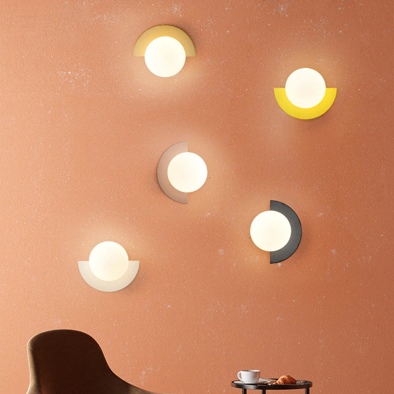 Applique demi-lune colorée et globe opalin – Hendaye dans un intérieur