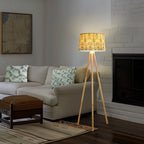 Lampadaire trépied en bois et abat-jour tambour – Callas, vue d’ambiance