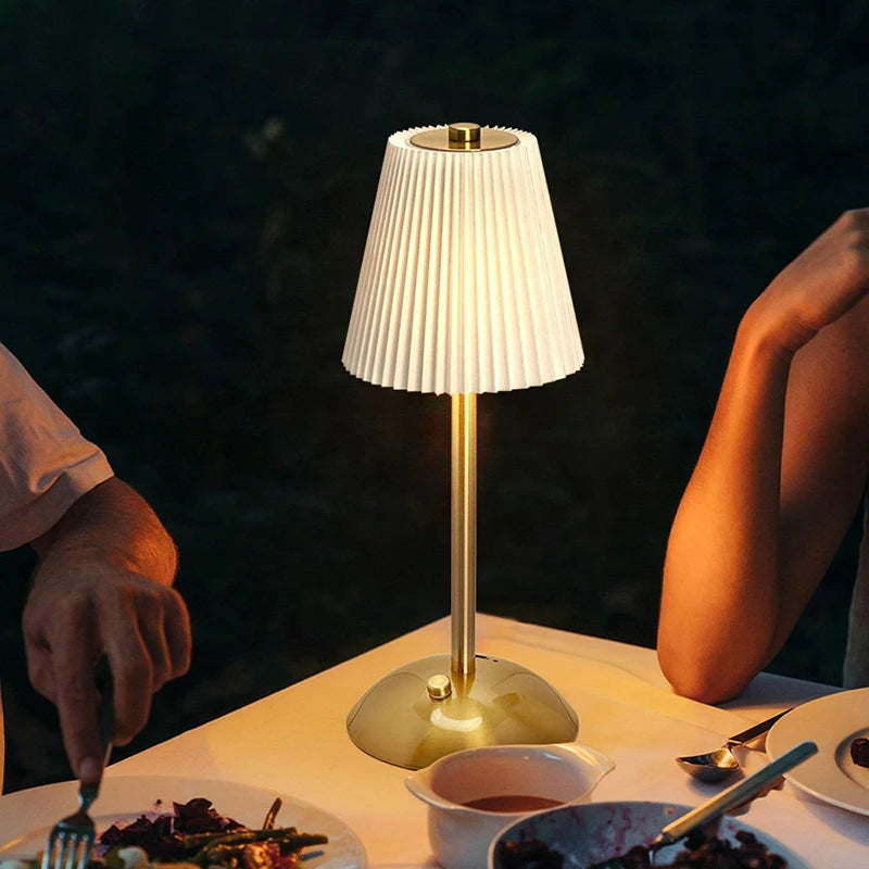Lampe sans fil à abat-jour plissé, rouge, grège ou bleu – Cavalaire dans un intérieur