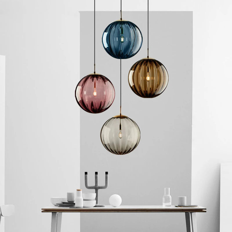 Suspension globe en verre côtelé coloré – Amalfi allumée