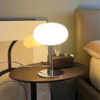 Lampe globe ovale en verre et pied chromé, rose ou jaune – Talloires dans un intérieur