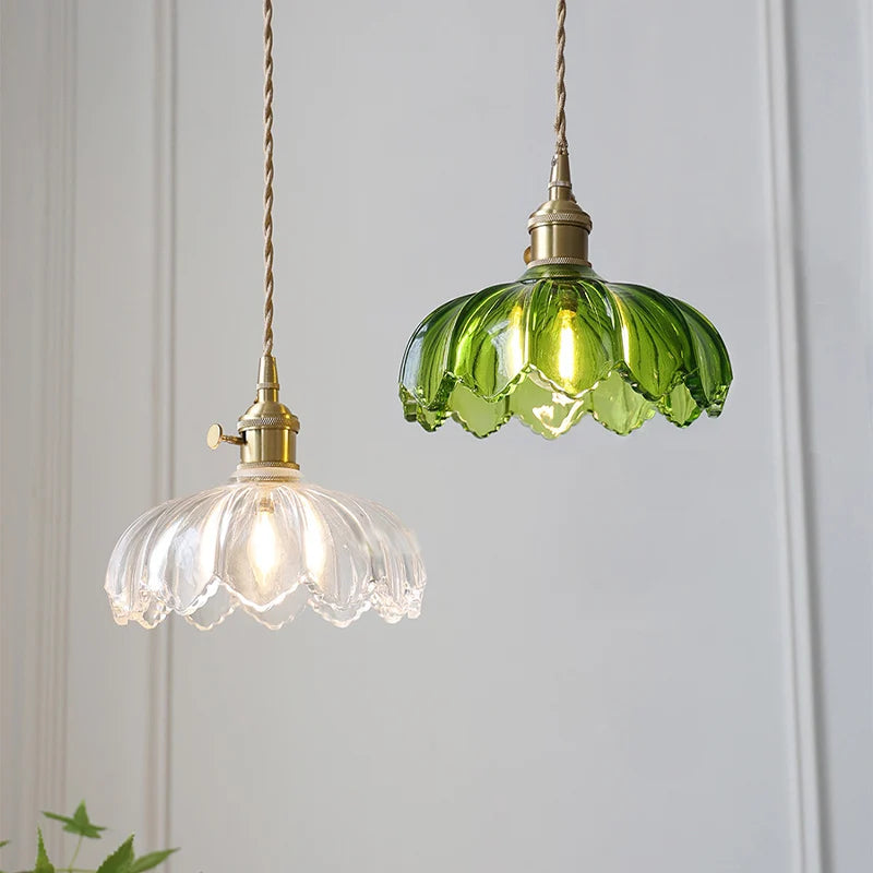 Suspension fleur en verre vert ou blanc et laiton – Giverny allumée