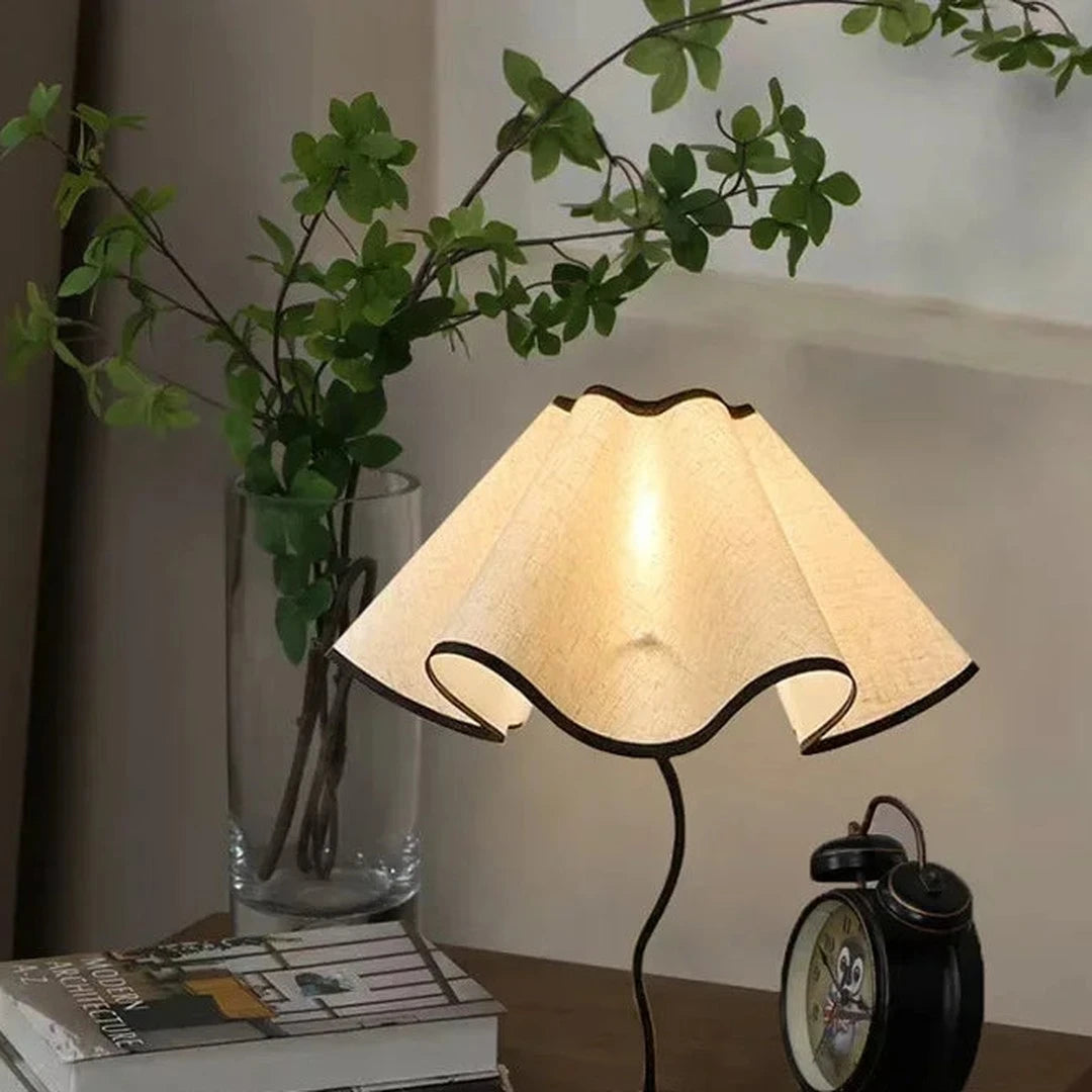 Lampe à poser abat-jour ondulé et tige sinueuse – Omi