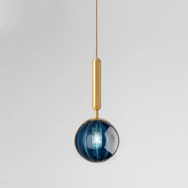 Suspension globe en verre teinté et tige, noir ou doré – Lido, finition doré, verre bleu