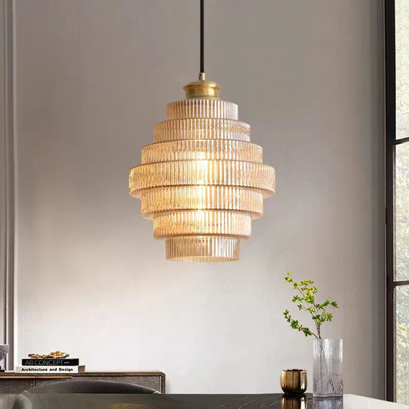 Suspension en verre strié à étages, ambre, fumé ou rose – Ragusa, vue d’ambiance